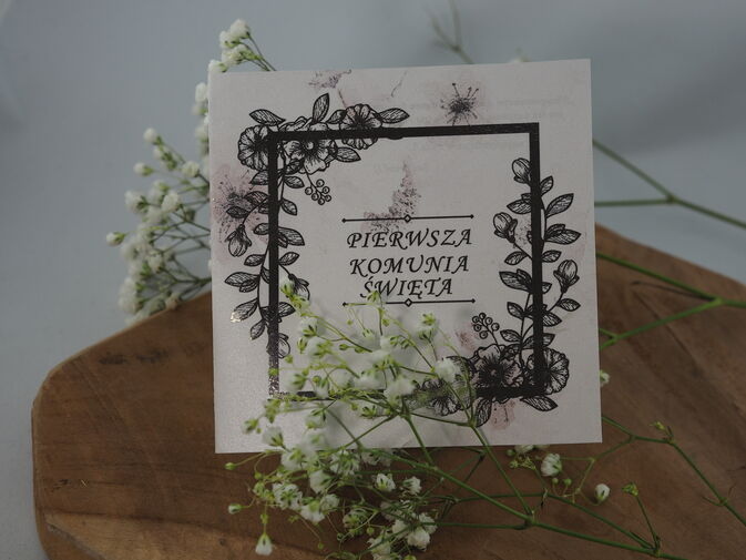 Zaproszenia komunijne „Srebne IHS Ażurowe” – eleganckie, białe premium ze srebrzeniem i motywem IHS