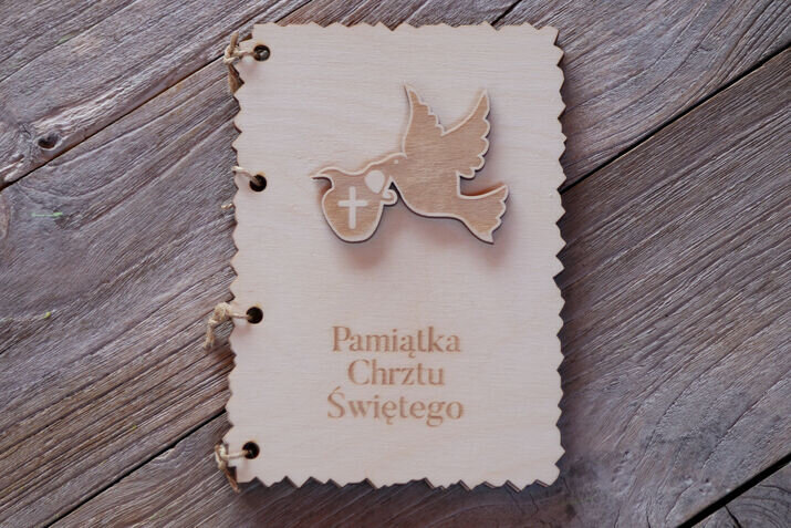 Drewniana Kartka z Życzeniami „Pamiątka Chrztu Świętego” – Grawer na Sklejce, Personalizacja